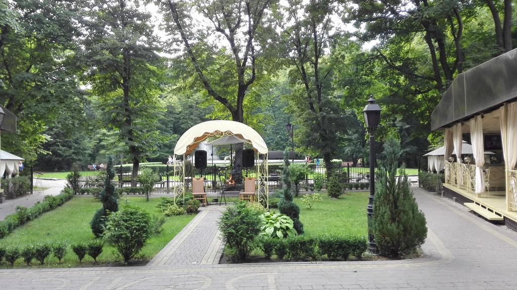 Delice Hotel Lviv Bagian luar foto