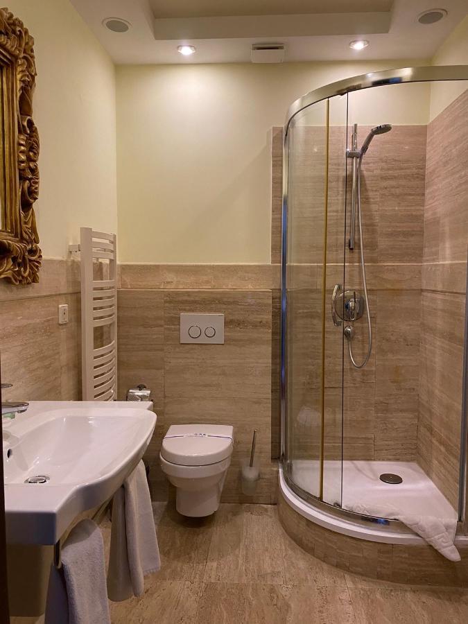 Delice Hotel Lviv Bagian luar foto