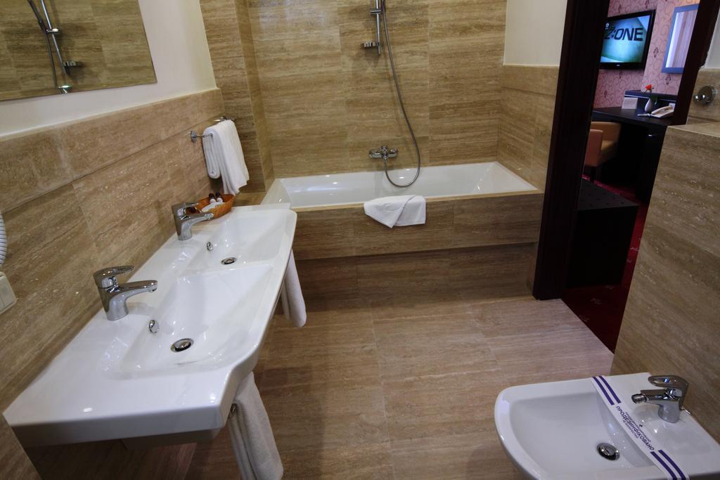 Delice Hotel Lviv Bagian luar foto