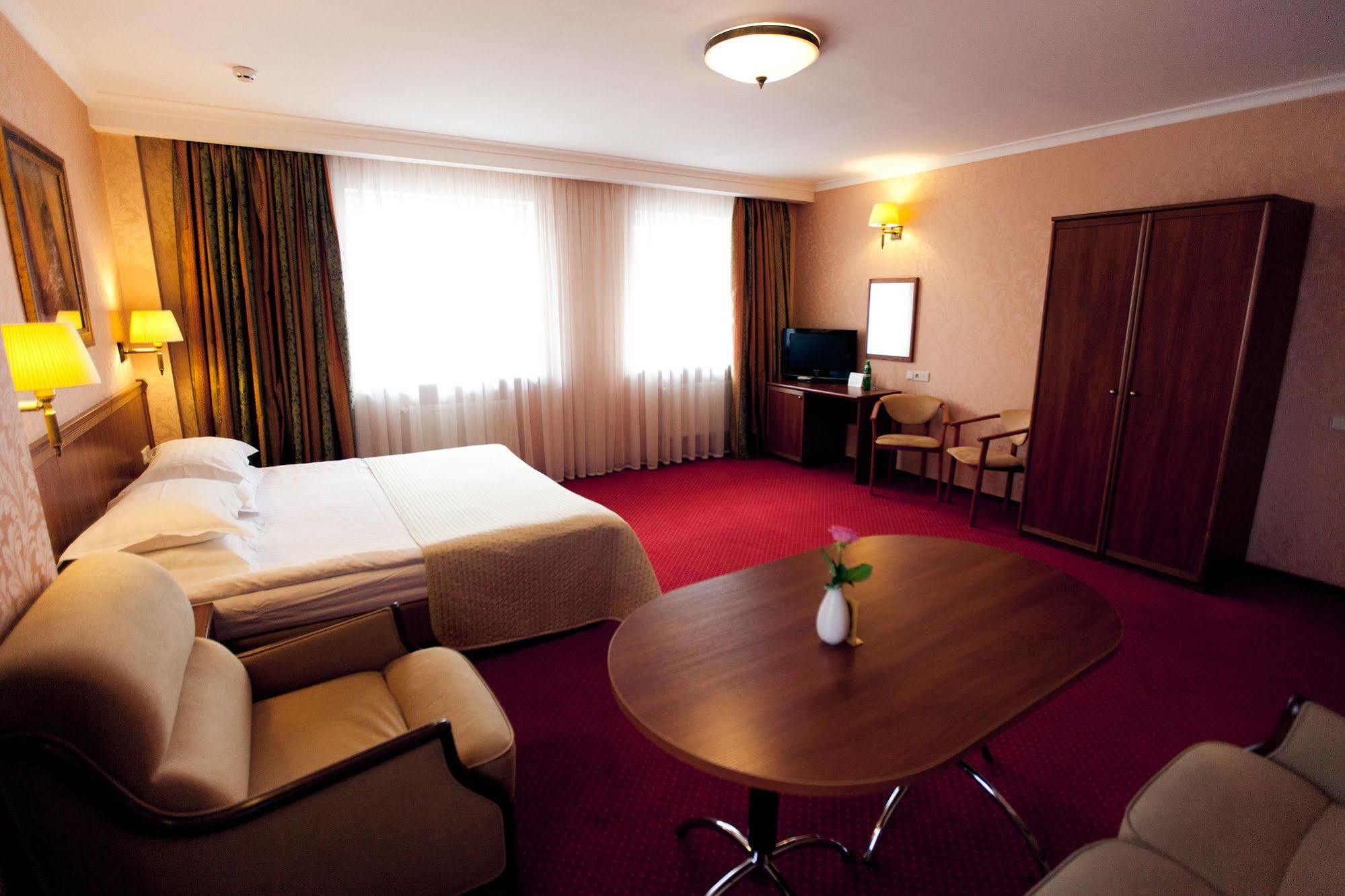 Delice Hotel Lviv Bagian luar foto