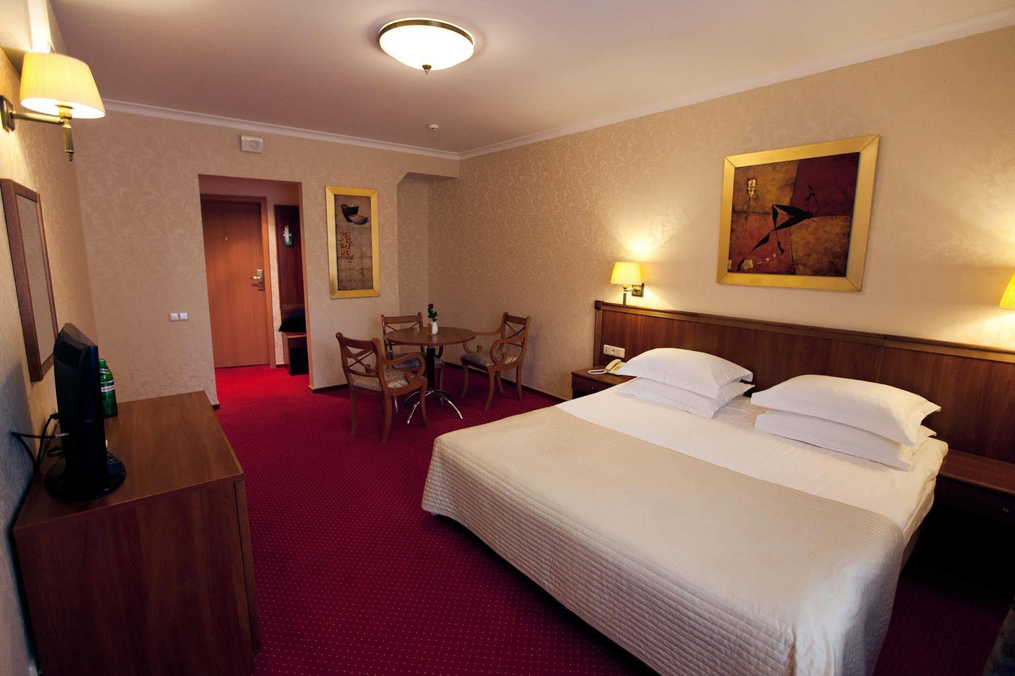Delice Hotel Lviv Bagian luar foto