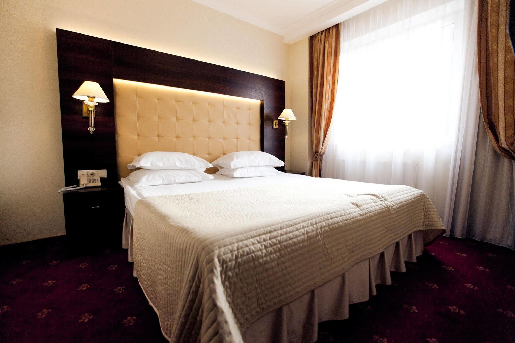 Delice Hotel Lviv Bagian luar foto