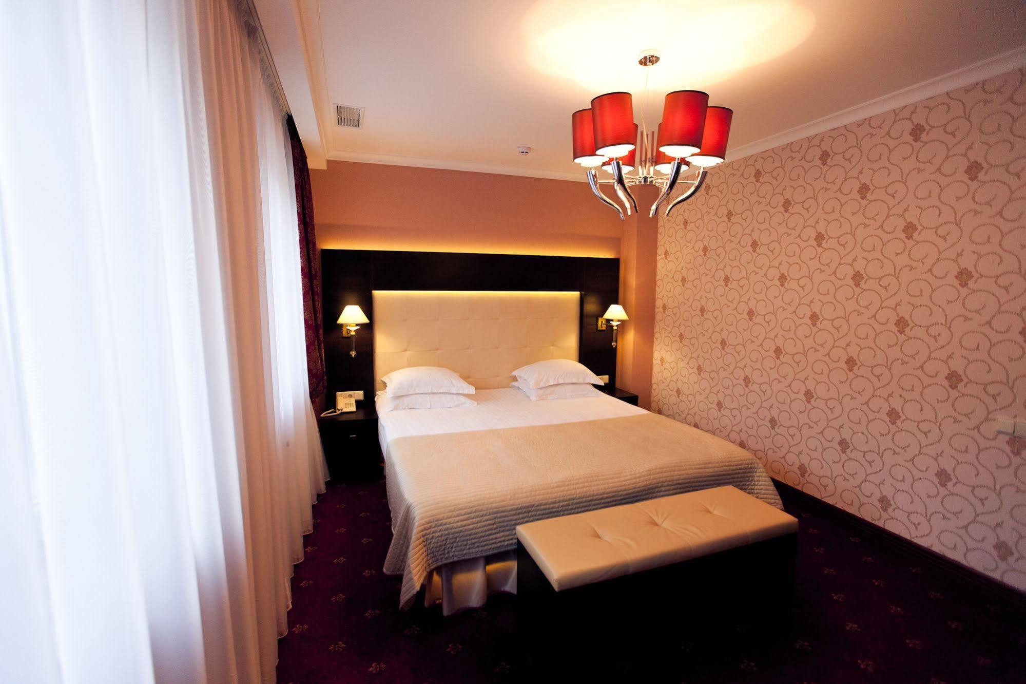 Delice Hotel Lviv Bagian luar foto