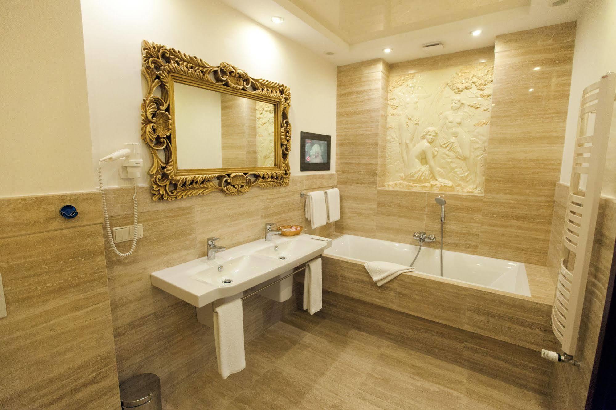 Delice Hotel Lviv Bagian luar foto