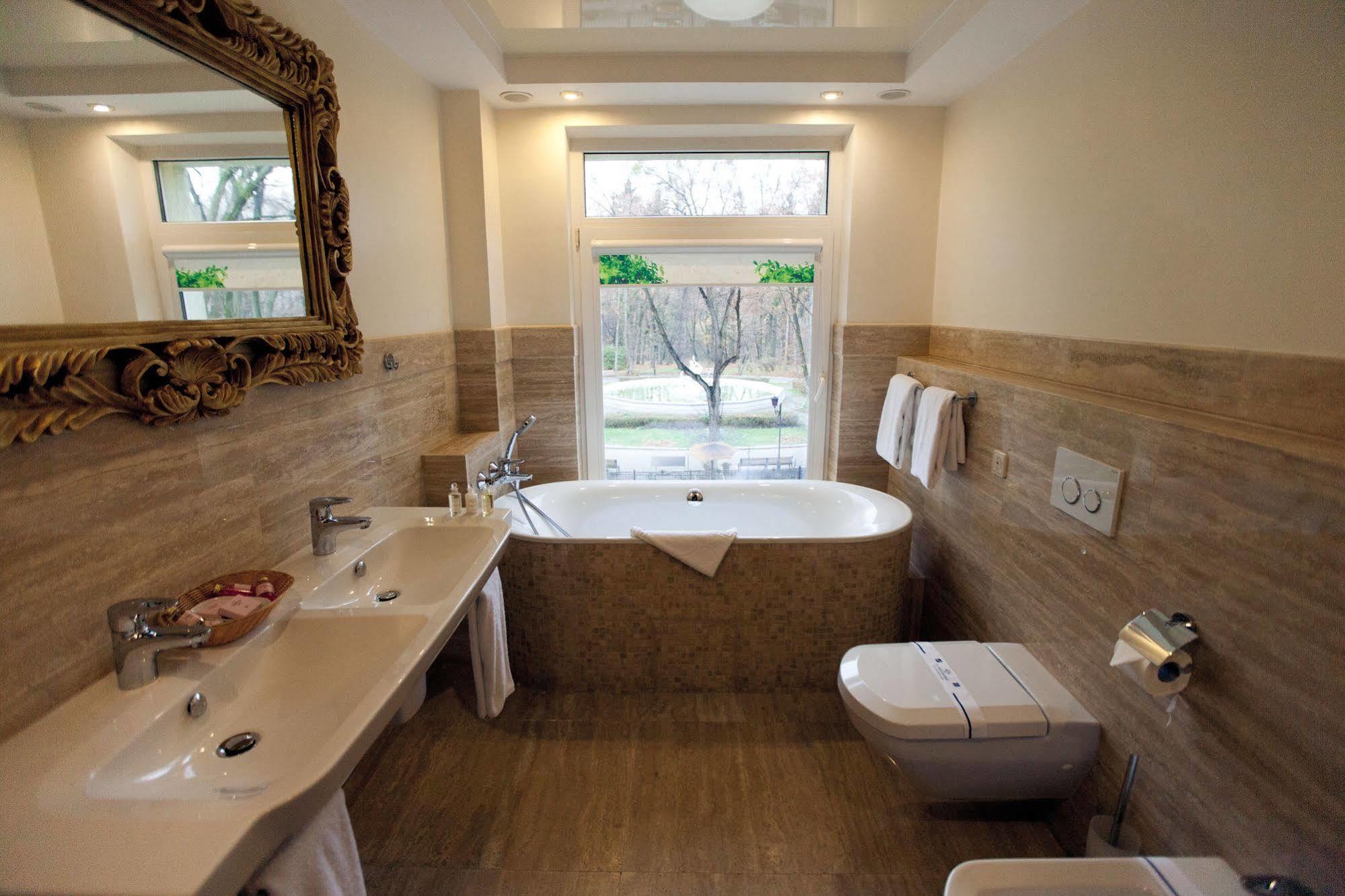 Delice Hotel Lviv Bagian luar foto