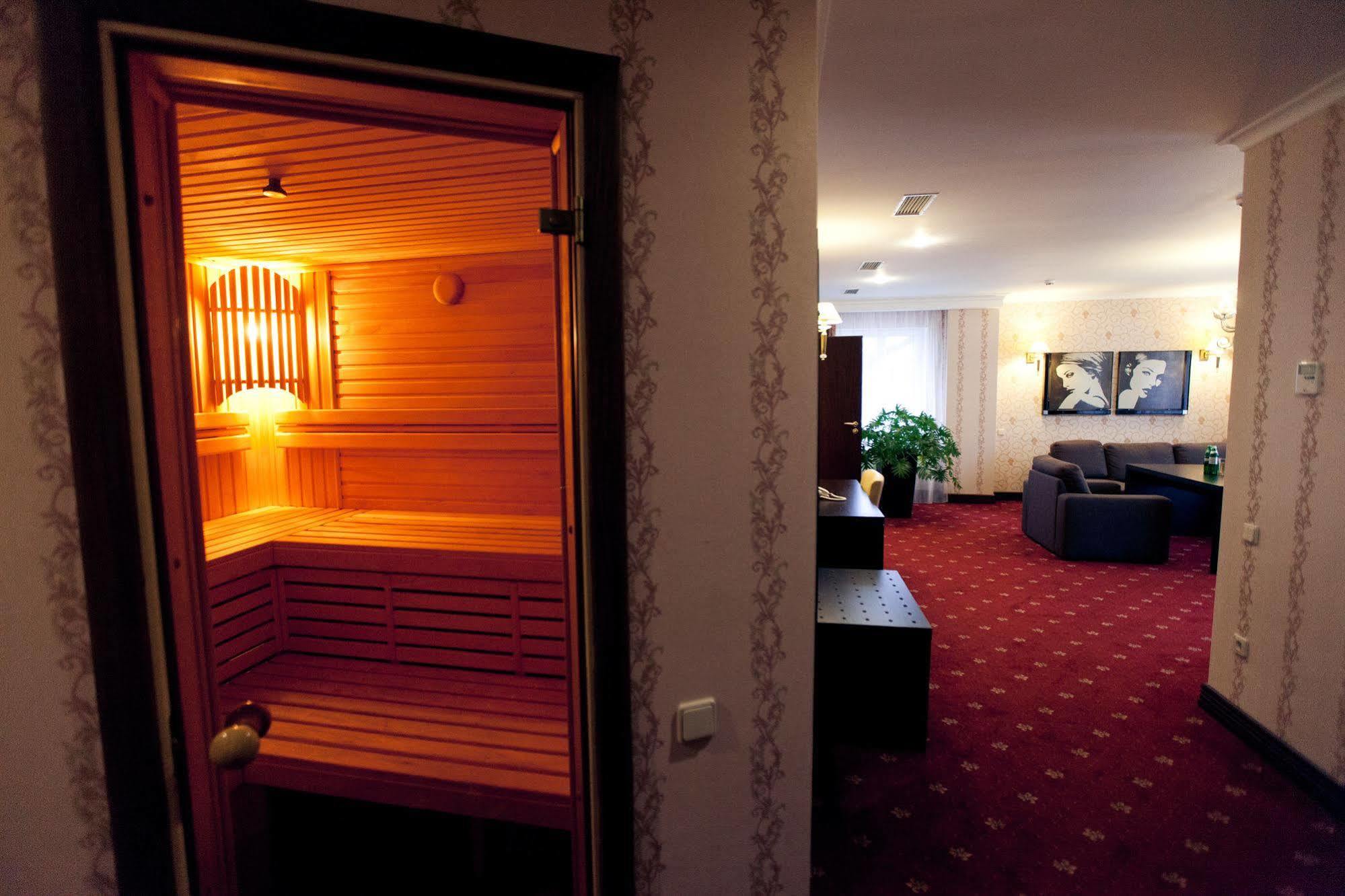 Delice Hotel Lviv Bagian luar foto